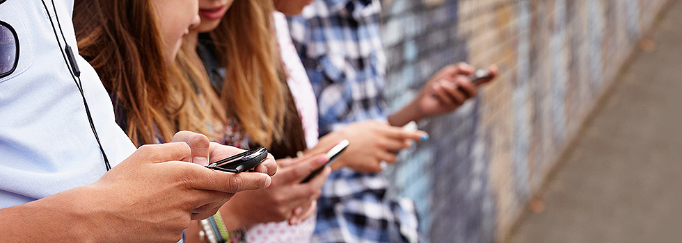 Opfer von Cybermobbing sind oft ratlos und verzweifelt. Doch es gibt Auswege: Wir geben Ihnen nützliche Tipps, was Sie tun können. Opfer von Cybermobbing sind oft ratlos und verzweifelt. Doch es gibt Auswege: Wir geben Ihnen nützliche Tipps, was Sie tun können.