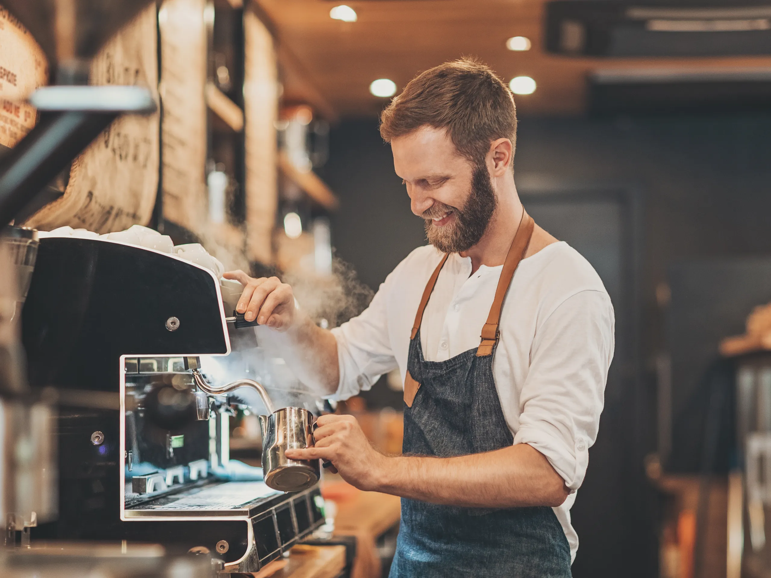 Barista bereitet Kaffee an einer Espressomaschine zu