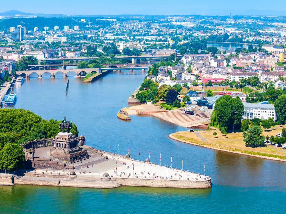 Luftaufnahme vom Deutschen Eck in Koblenz mit Reiterdenkmal und Flussmündung
