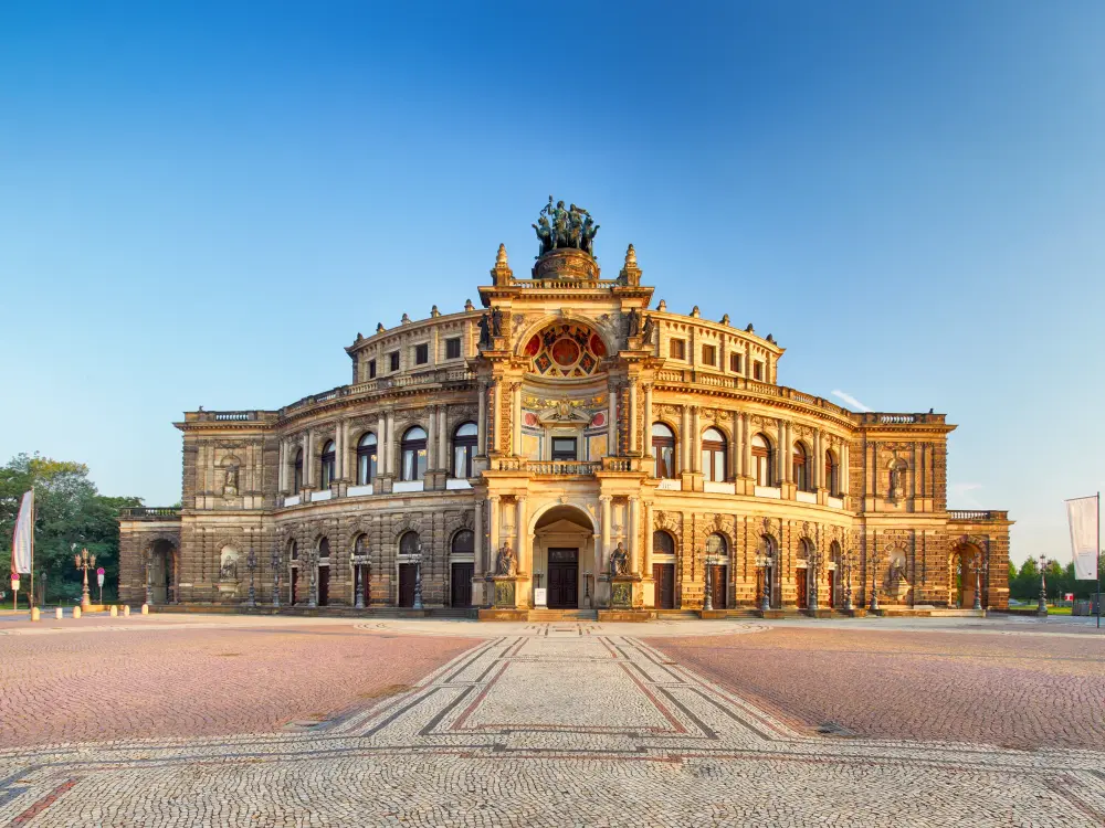 Semperoper in Dresden bei Sonnenaufgang auf dem Theaterplatz