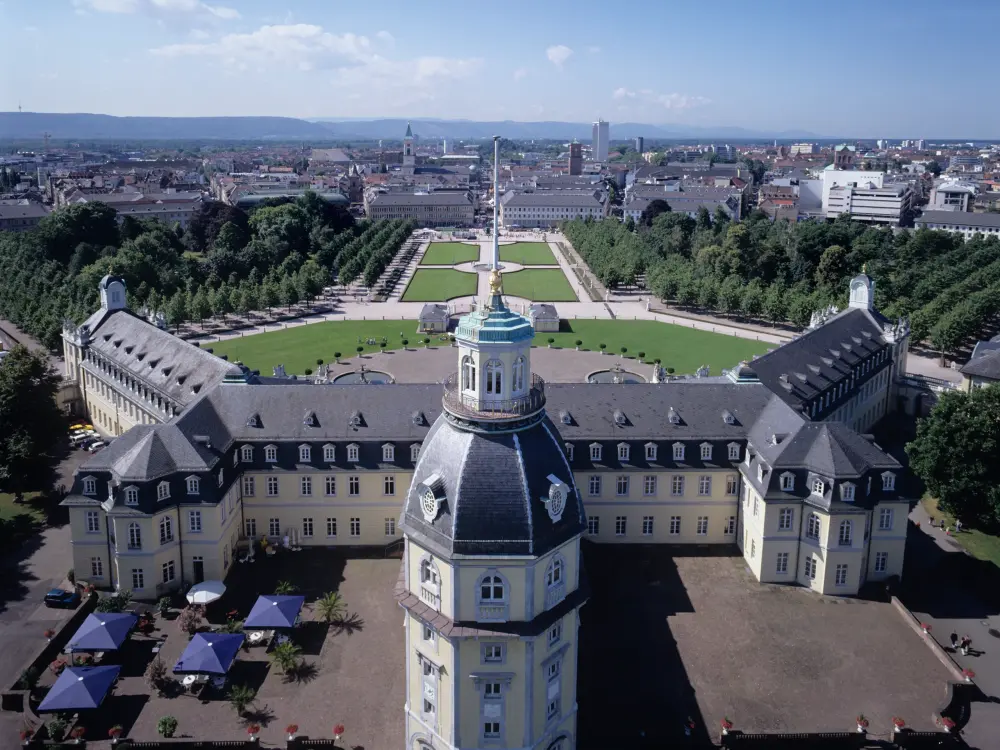 Luftaufnahme des Karlsruher Schlosses mit barocker Gartenanlage und Stadtpanorama