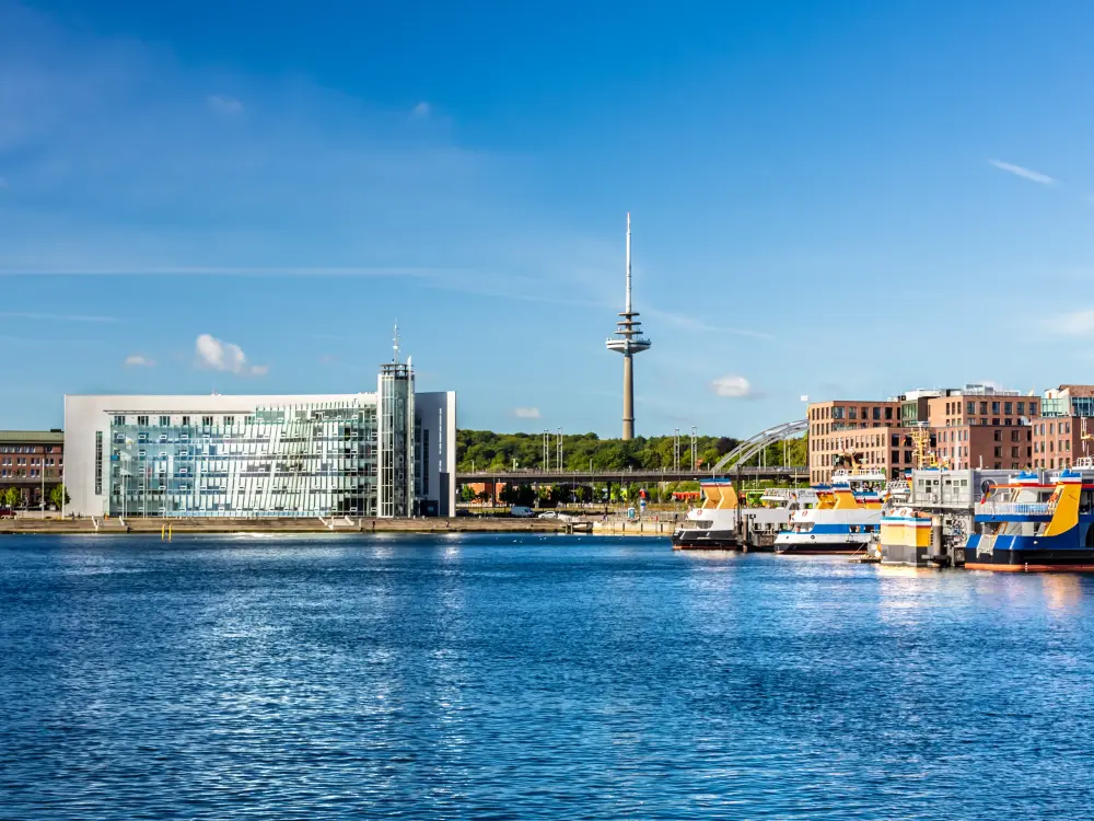 Fährhafen und Fernmeldeturm in Kiel bei Sonnenschein an der Kieler Förde