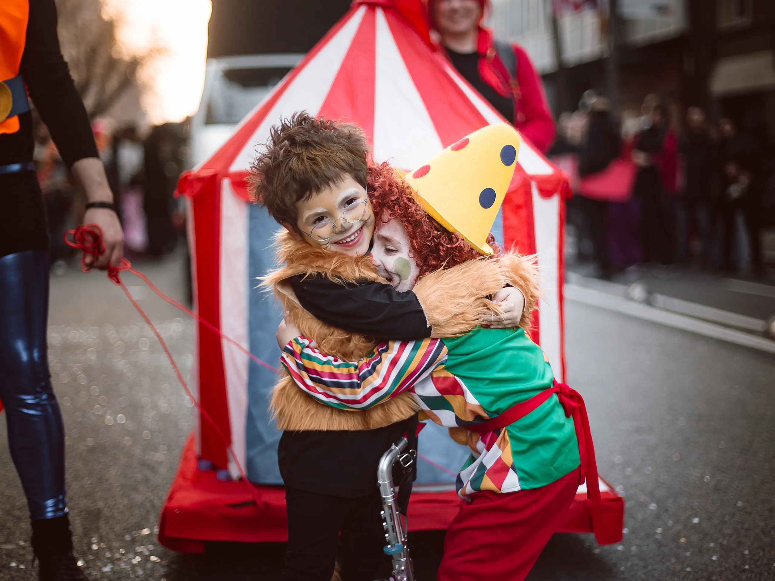 Zwei verkleidete Kinder im Karnevalsumzug
