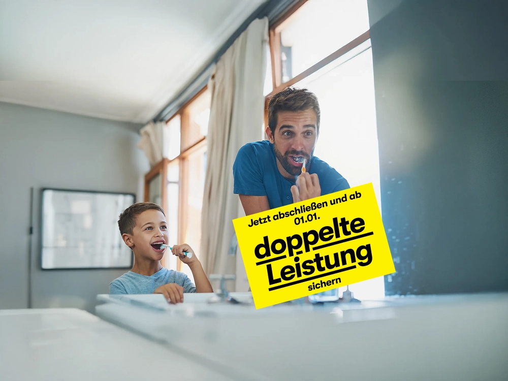 Vater und Sohn putzen gemeinsam ihre Zähne vor dem Badezimmerspiegel