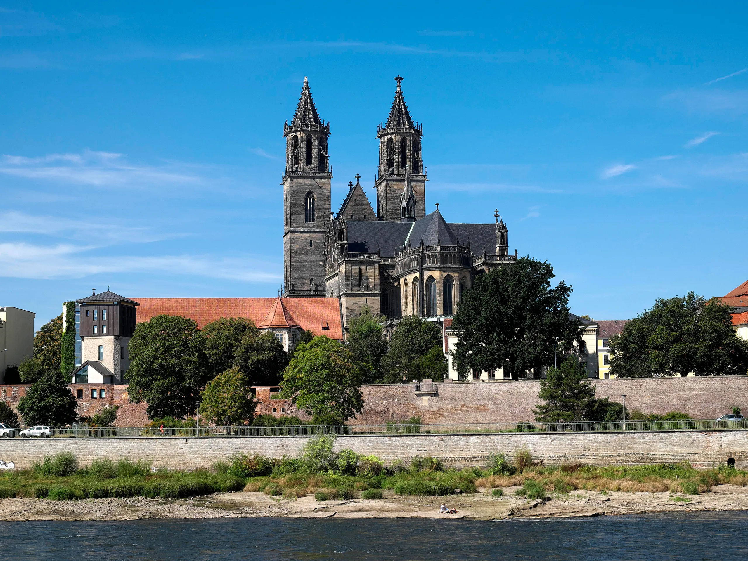 Magdeburger Dom mit Türmen und Elbufer bei klarem Himmel