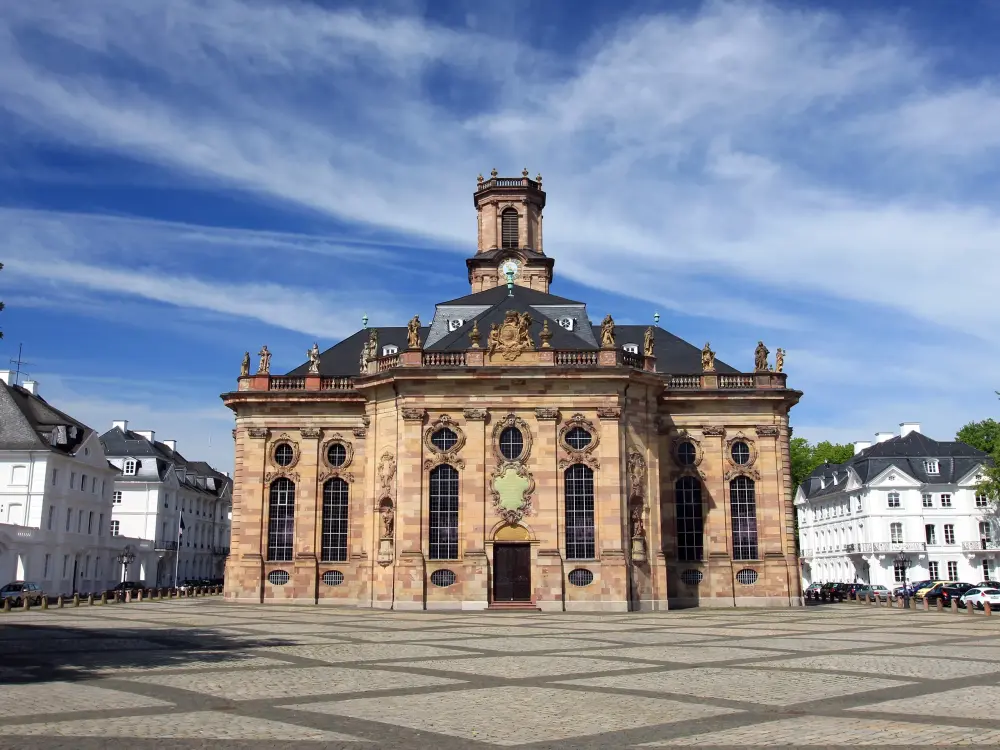 Barocke Ludwigskirche in Saarbrücken bei Sonnenschein auf dem Ludwigsplatz
