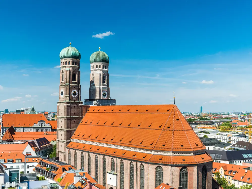 Blick auf die Türme der Frauenkirche in München bei sonnigem Wetter