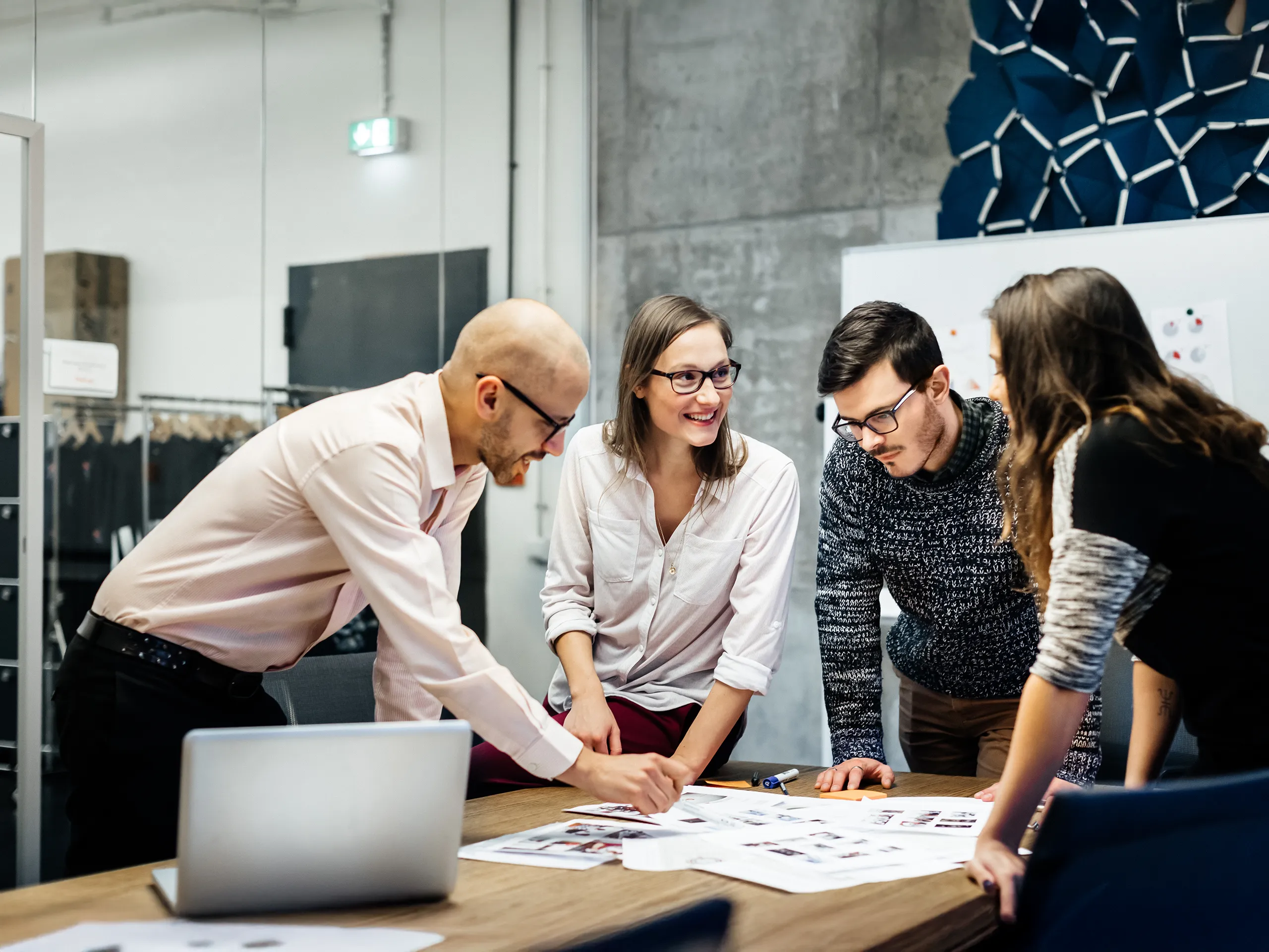 Teammeeting mit vier Personen am Besprechungstisch