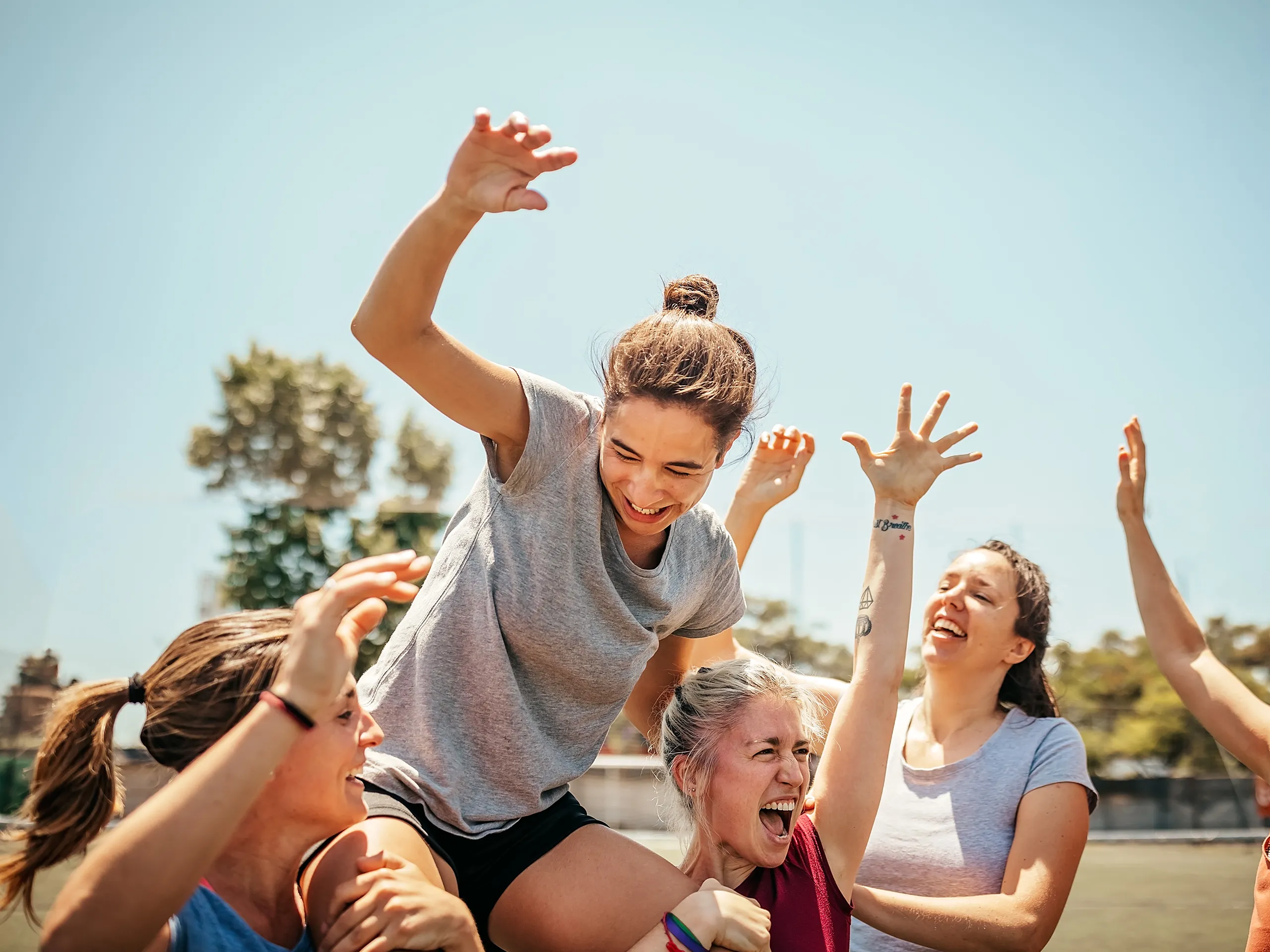 Gruppe von Frauen feiert zusammen auf dem Sportplatz