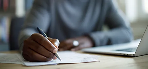 Eidesstattlichen Erklärung: Was man wissen muss Mann unterschreibt Eidesstattliche Erklärung