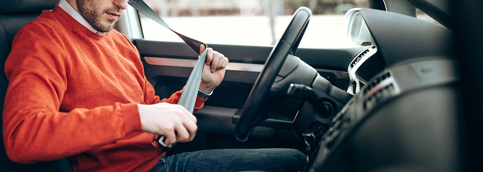 Sicherheitsgurt im Auto sieht beim Fahrer anders aus - aus einem bestimmten  Grund