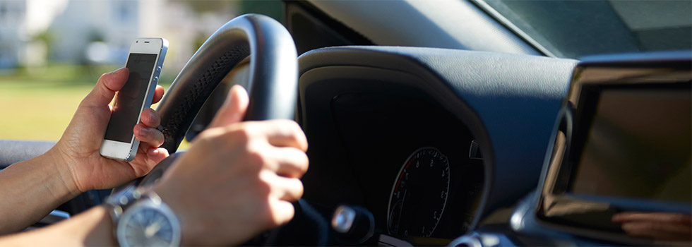 Handy am Steuer: diese Strafen drohen Handy am Steuer: diese Strafen drohen