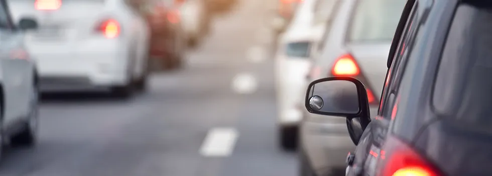 Rettungsgasse bilden Autos bilden eine Rettungsgasse auf der Autobahn